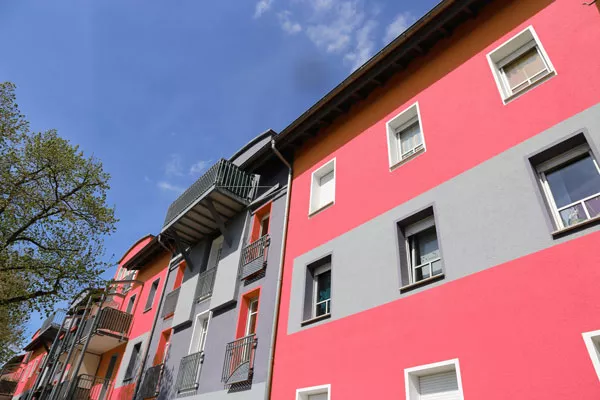 Effectuer le nettoyage écologique de la façade d'un immeuble noirci, Tonnay-Charente, FCR APPLICATION